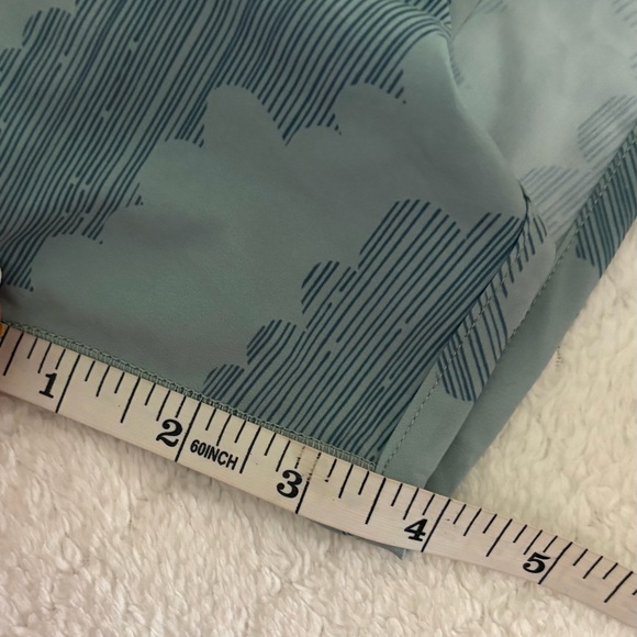 Rabbit Women’s 4” Lined Blue Cloud Print Running Shorts Size Medium - Picture 8 of 8